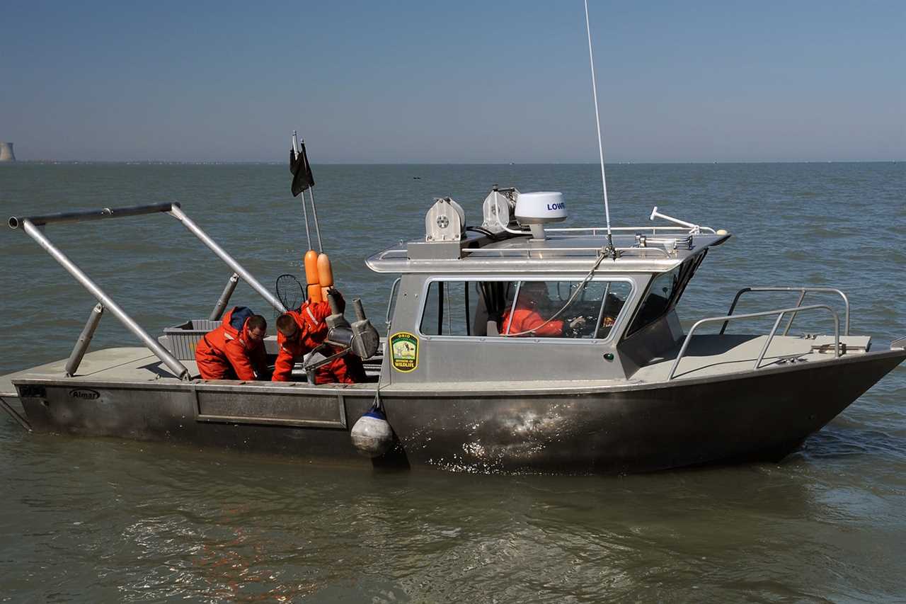 Ohio DOW boat with crew