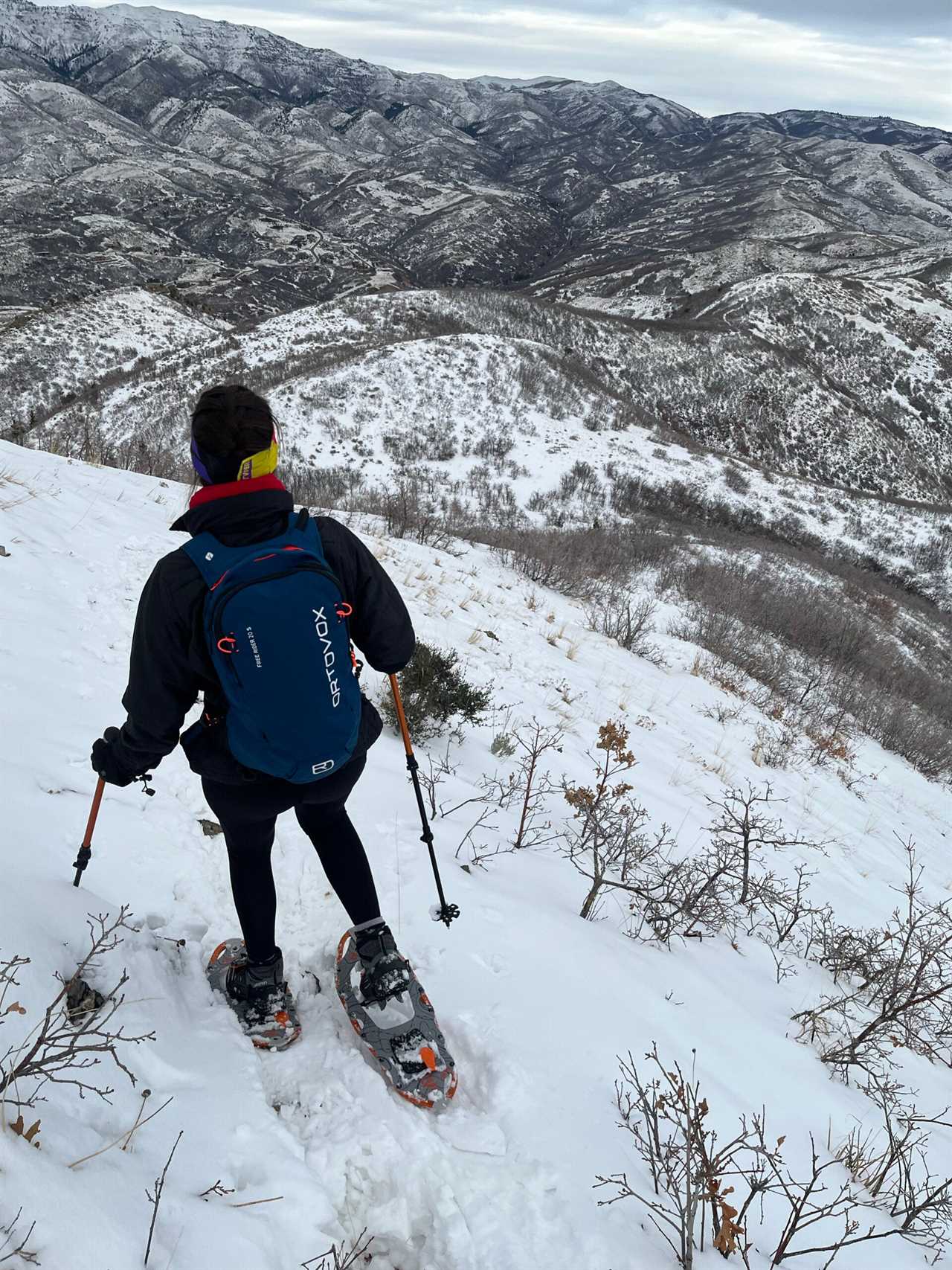 Snowshoer descends in Sno Spin Series.