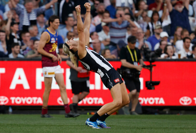 Darcy Moore celebrates Collingwood' 2023 premiership win.