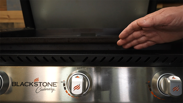 close up view of the Blackstone 1901 Pro Griddle knobs