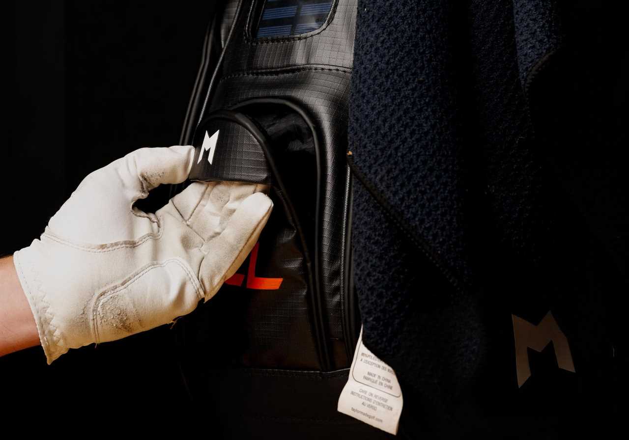 Magnetic ball pocket on the MNML MR1 golf bag