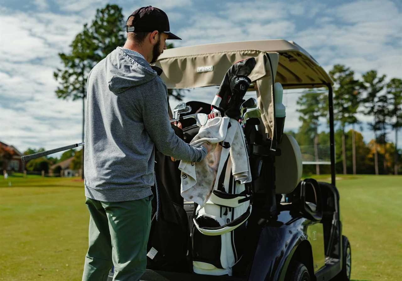 How many clubs can I carry in my golf bag?