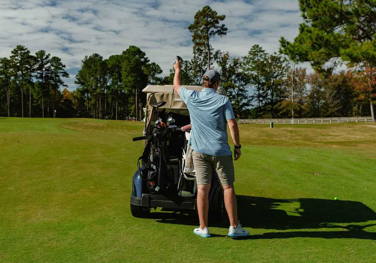 How many clubs can I carry in my golf bag?