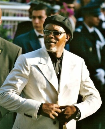 Photo of Samuel L Jackson wearing backwards flat cap