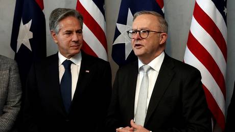 Anthony Albanese (R) speaks with Antony Blinken in Brisbane, Australia, July 28, 2023