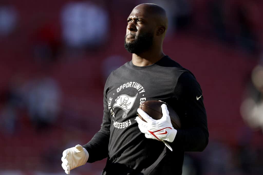 TAMPA, FLORIDA - DECEMBER 18: Leonard Fournette #7 of the Tampa Bay Buccaneers warms up prior to the game Cincinnati Bengals at Raymond James Stadium on December 18, 2022 in Tampa, Florida.