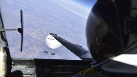 A US Air Force pilot looks down at a suspected Chinese surveillance balloon. ©  US Department of Defense via Global Look Press