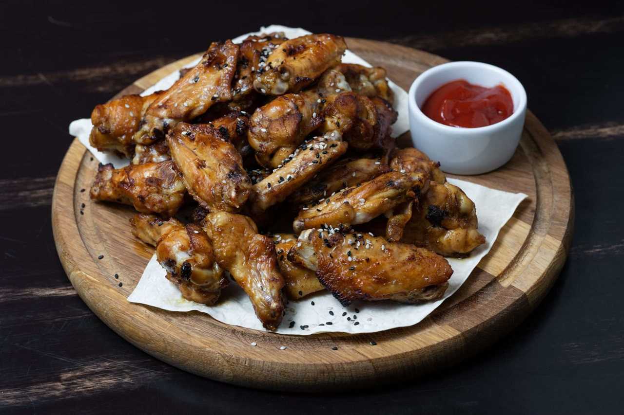 garlic-pepper-chicken-wings-on-plate-with-sauce-