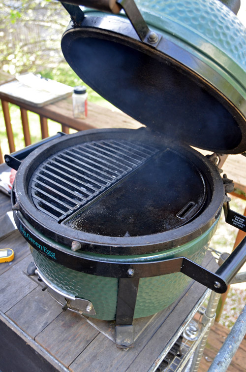 Craycort's modular grate system lets me use various inserts like this griddle plate, a chicken throne or a veggie wok.