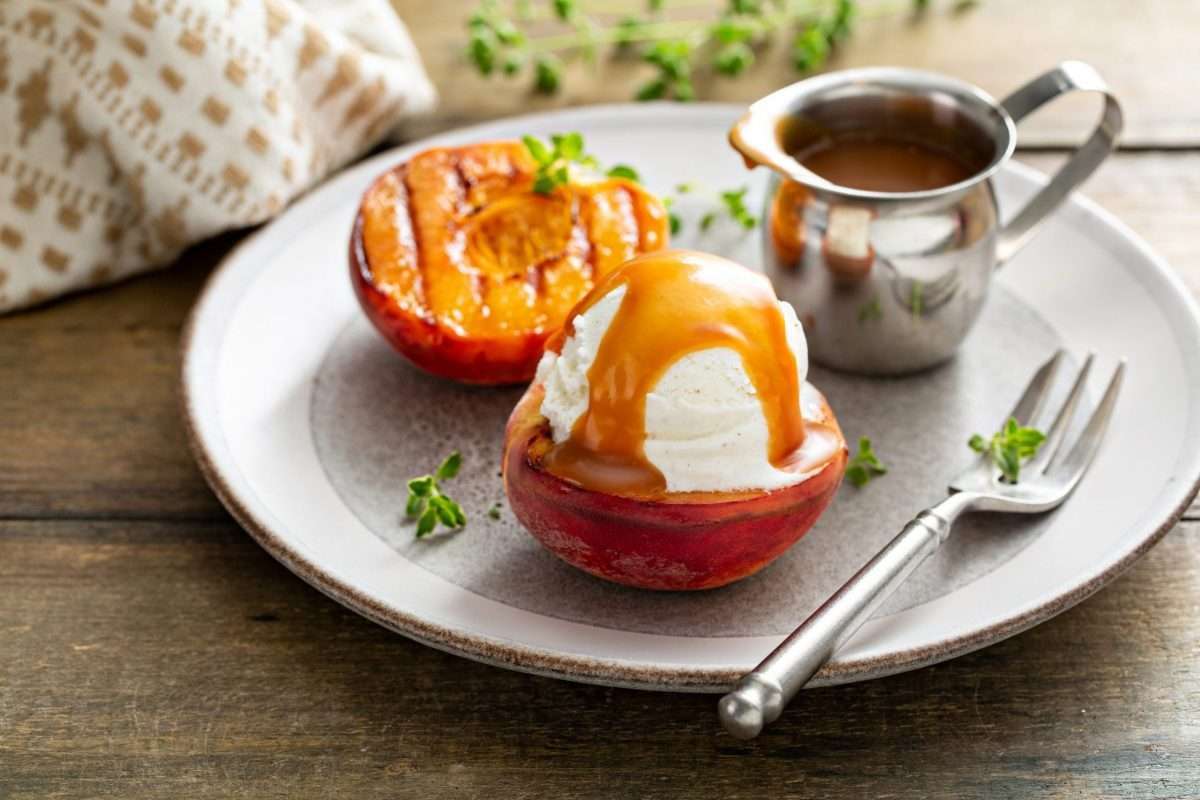 Grilled peaches with ice cream and caramel sauce