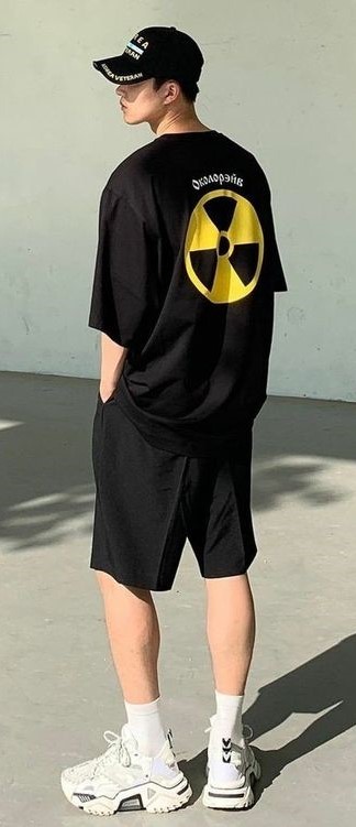 Graphics t-shirt and shorts