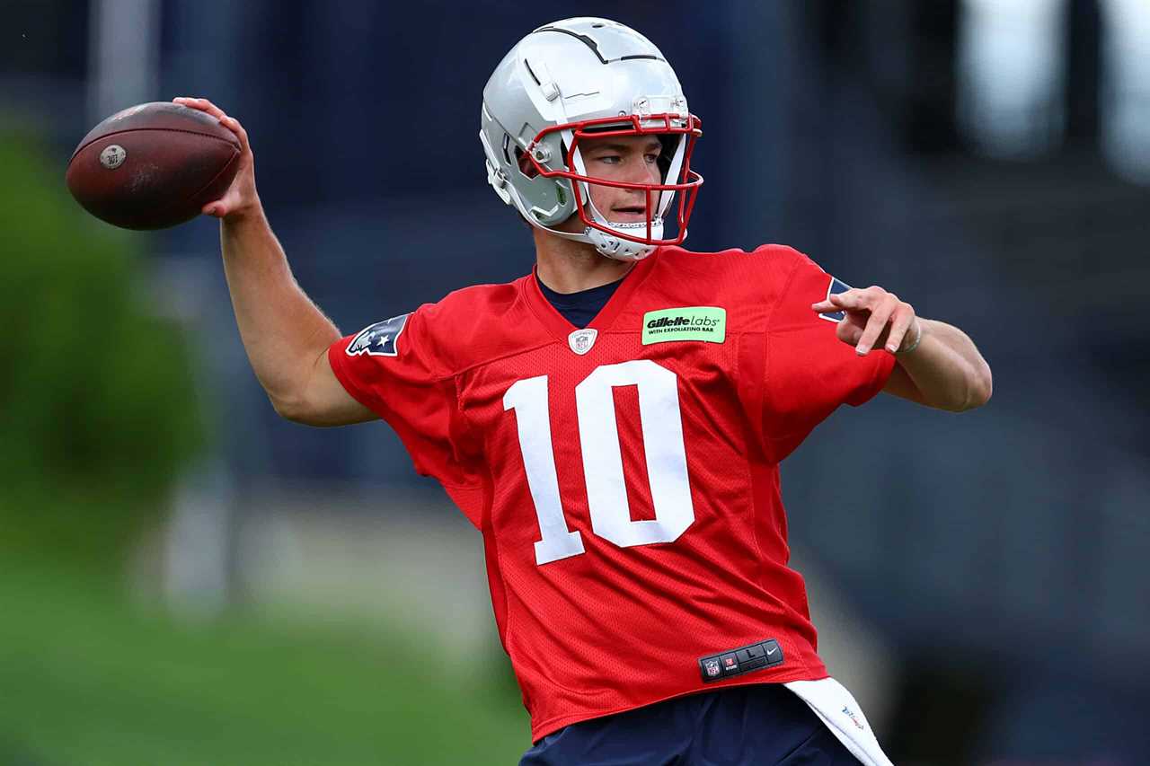 FOXBOROUGH, MASSACHUSETTS - MAY 29: Drake Maye #10 of the New England Patriots throws the ball during the New England Patriots OTA Offseason Workout on May 29, 2024 in Foxborough, Massachusetts.