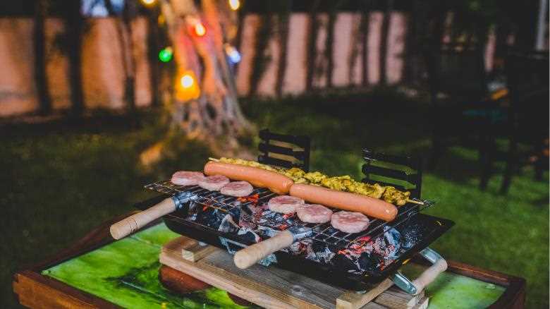 What are Some Rustic Decoration Ideas for a BBQ Party?