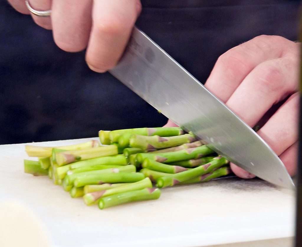 cutting-asparagus-into-thirds