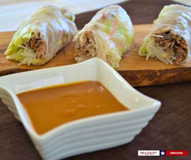 pulled-pork-spring-rolls-with-sauce