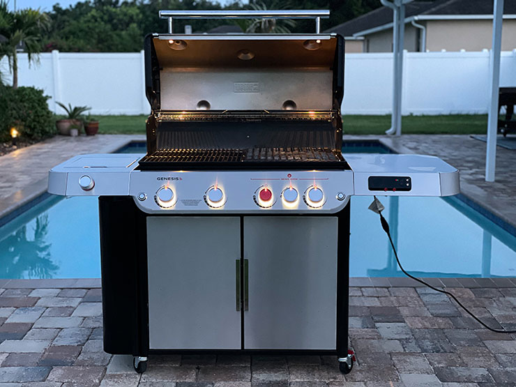 Weber Genesis SPX-435 night lightning