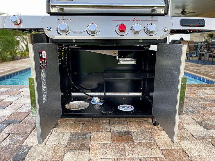 Weber Genesis SPX-435 storage space