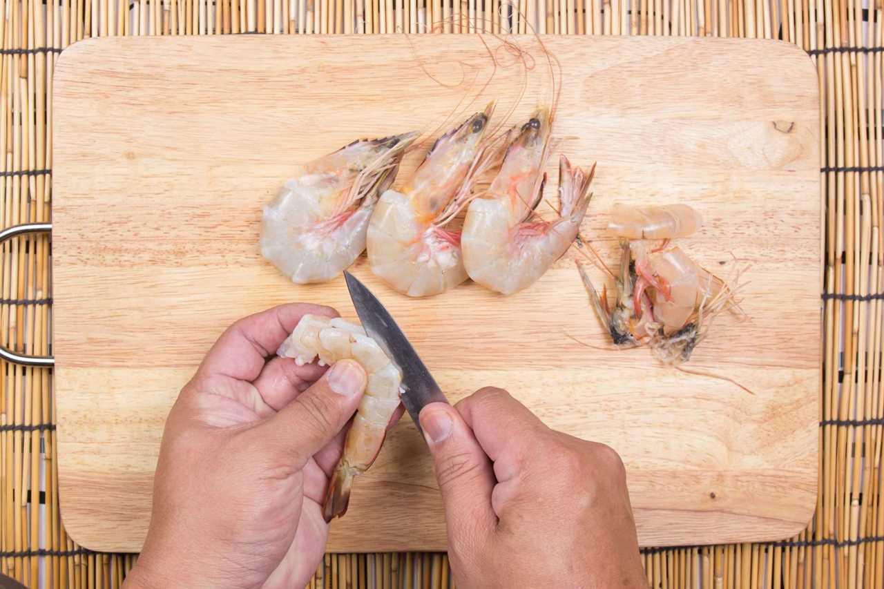 Removing vein from shrimp