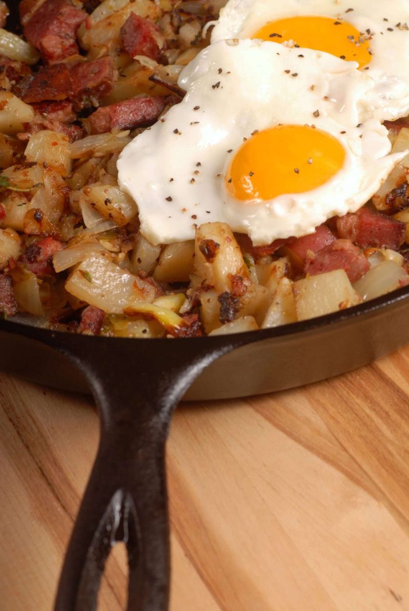 corned-beef-hash-with-over-easy-eggs-in-skillet