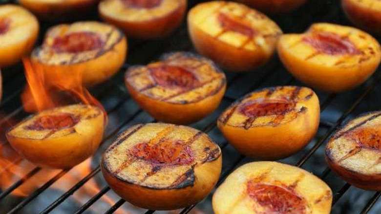 Easy Grilled Peaches (With Cinnamon-Brown Sugar)