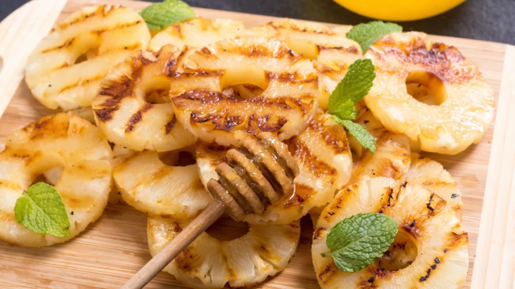 Grilled pineapple with cinnamon