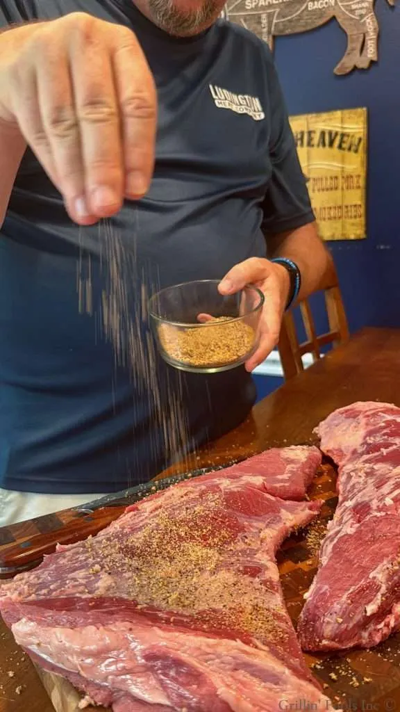 Seasoning a tri tip with beef seasoning