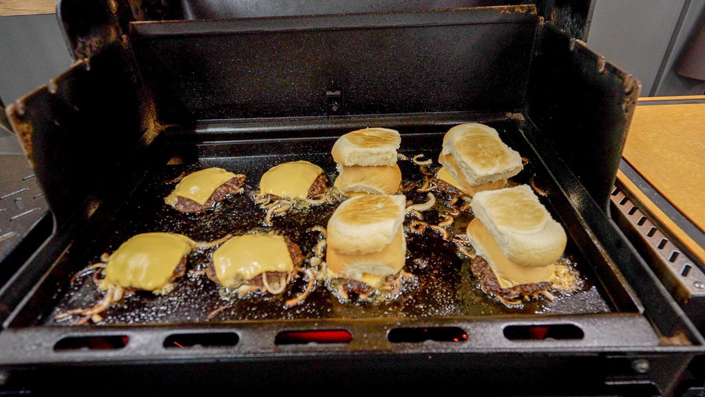 Smash burgers with cheese on the Weber Searwood griddle insert